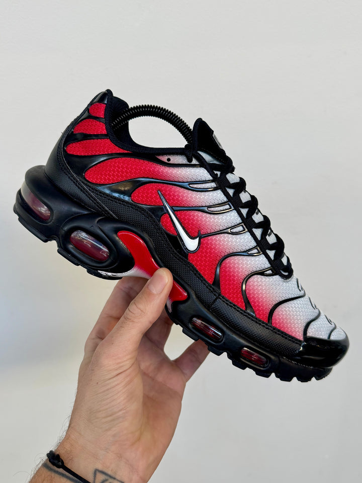 Nike Air Max Plus Tuned 1 Pure Platinum University Red Black White Homme